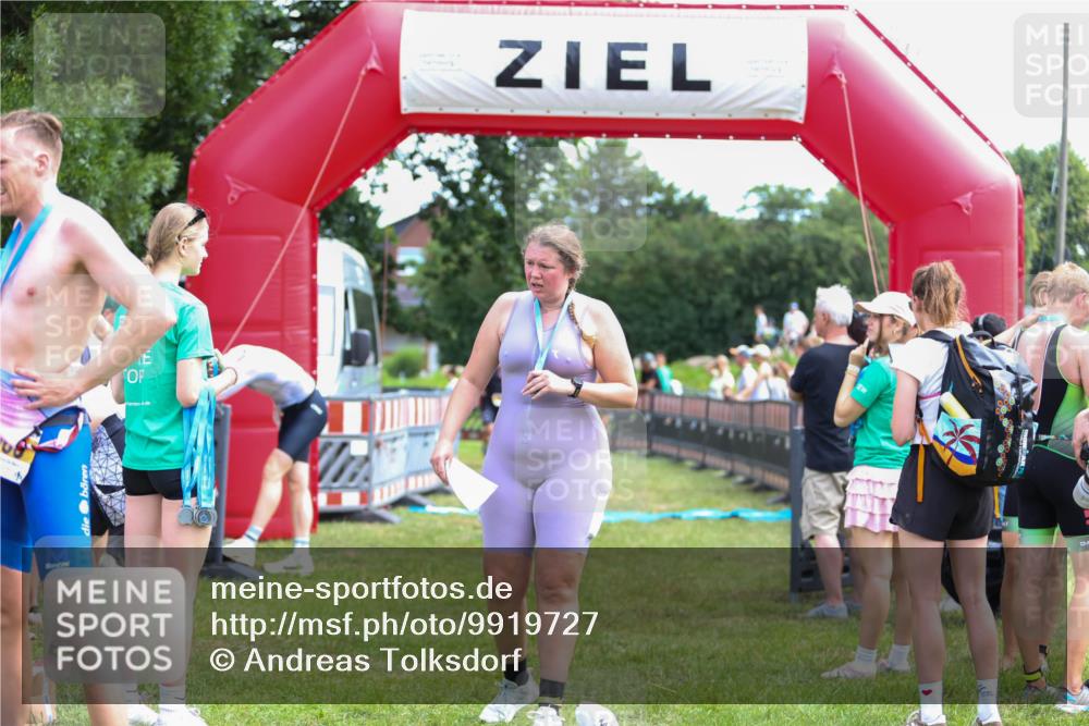 21.06.2026 - 29. Vierlanden-Triathlon Andreas Tolksdorf http://msf.ph/oto/9919727 21.06.2026 12:55:40 Ziel 939, 969 meine-sportfotos.de