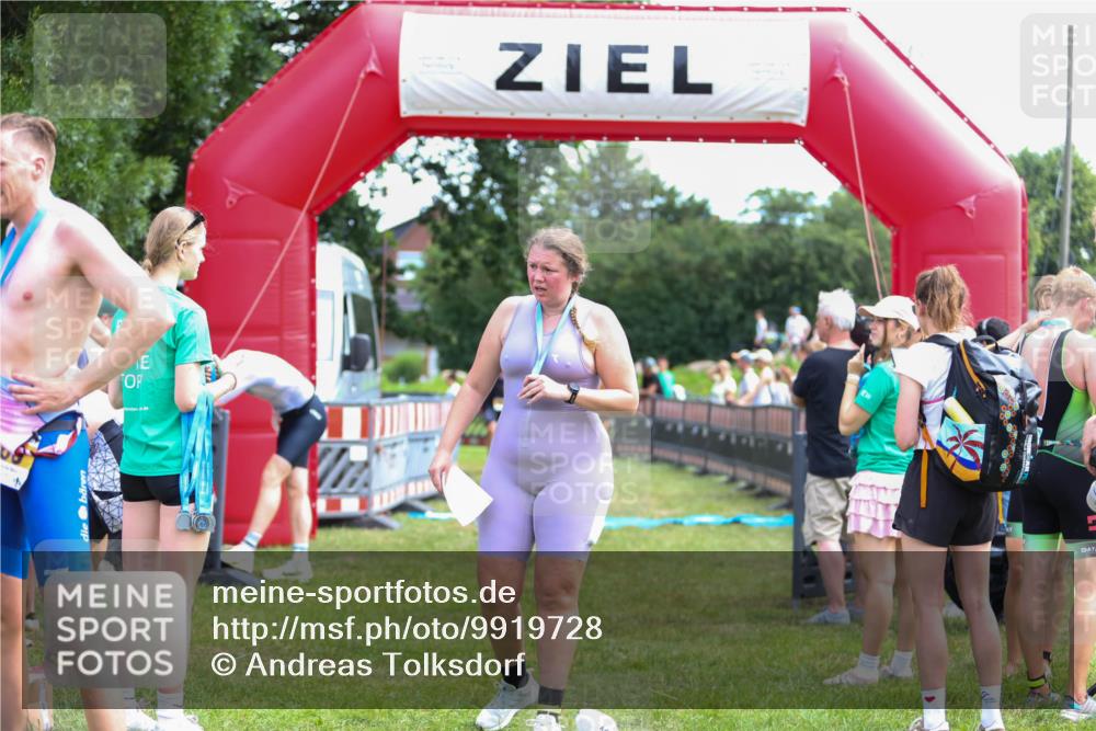 21.06.2026 - 29. Vierlanden-Triathlon Andreas Tolksdorf http://msf.ph/oto/9919728 21.06.2026 12:55:40 Ziel 939, 969 meine-sportfotos.de