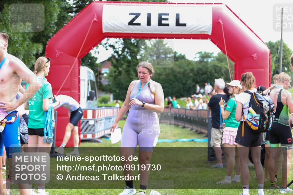 21.06.2026 - 29. Vierlanden-Triathlon Andreas Tolksdorf http://msf.ph/oto/9919730 21.06.2026 12:55:40 Ziel 939, 969 meine-sportfotos.de