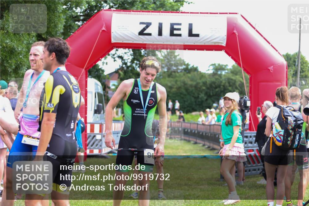 21.06.2026 - 29. Vierlanden-Triathlon Andreas Tolksdorf http://msf.ph/oto/9919732 21.06.2026 12:55:49 Ziel 818 meine-sportfotos.de