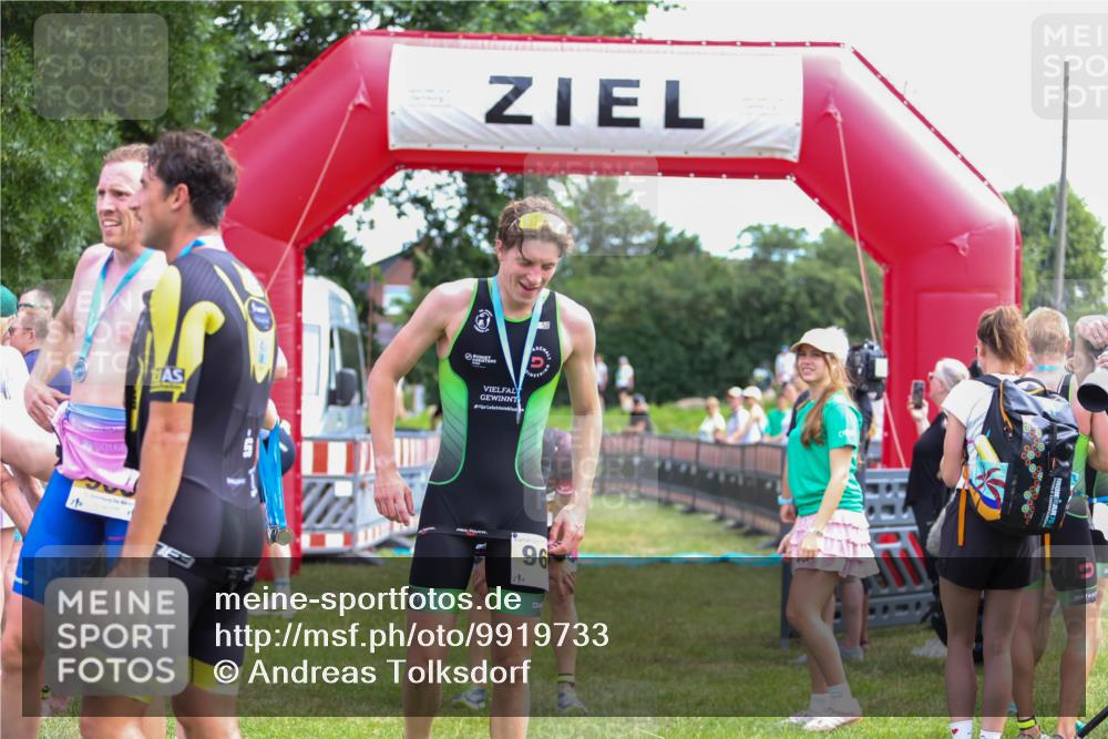 21.06.2026 - 29. Vierlanden-Triathlon Andreas Tolksdorf http://msf.ph/oto/9919733 21.06.2026 12:55:49 Ziel 818 meine-sportfotos.de