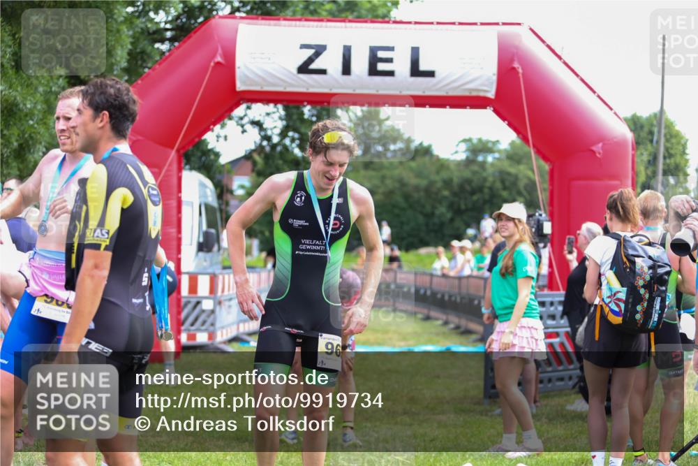 21.06.2026 - 29. Vierlanden-Triathlon Andreas Tolksdorf http://msf.ph/oto/9919734 21.06.2026 12:55:49 Ziel 818 meine-sportfotos.de