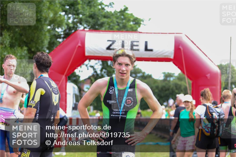 21.06.2026 - 29. Vierlanden-Triathlon Andreas Tolksdorf http://msf.ph/oto/9919735 21.06.2026 12:55:51 Ziel 818, 928 meine-sportfotos.de