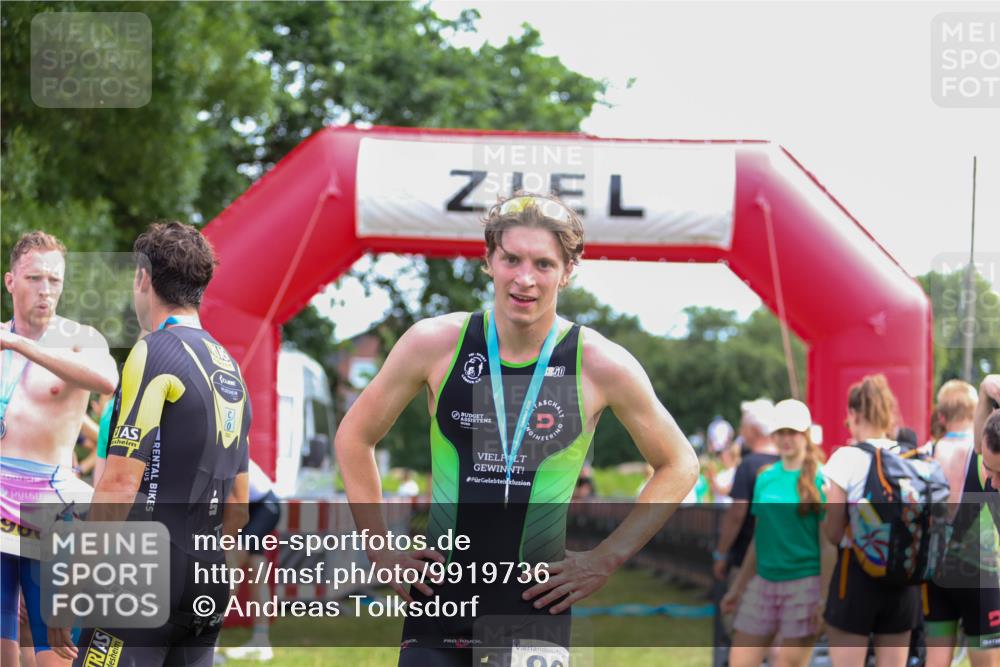 21.06.2026 - 29. Vierlanden-Triathlon Andreas Tolksdorf http://msf.ph/oto/9919736 21.06.2026 12:55:51 Ziel 818, 928 meine-sportfotos.de