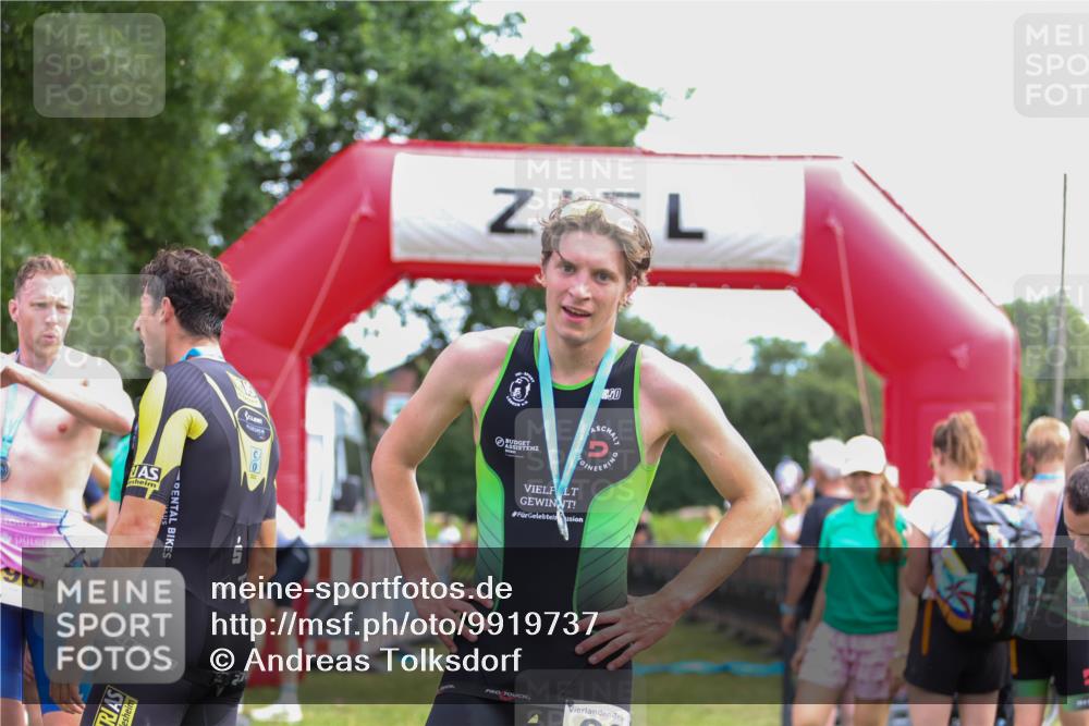 21.06.2026 - 29. Vierlanden-Triathlon Andreas Tolksdorf http://msf.ph/oto/9919737 21.06.2026 12:55:51 Ziel 818, 928 meine-sportfotos.de