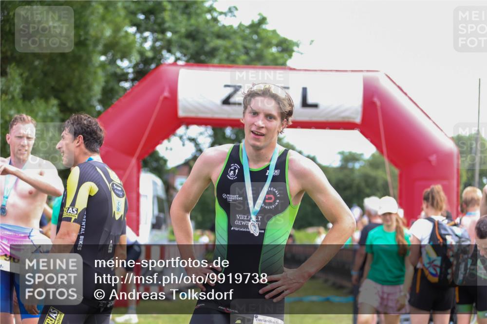 21.06.2026 - 29. Vierlanden-Triathlon Andreas Tolksdorf http://msf.ph/oto/9919738 21.06.2026 12:55:52 Ziel 818, 928 meine-sportfotos.de