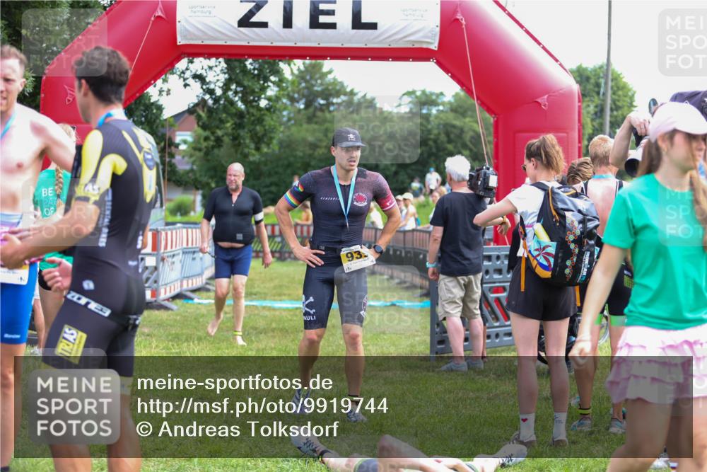 21.06.2026 - 29. Vierlanden-Triathlon Andreas Tolksdorf http://msf.ph/oto/9919744 21.06.2026 12:55:55 Ziel 818, 928 meine-sportfotos.de