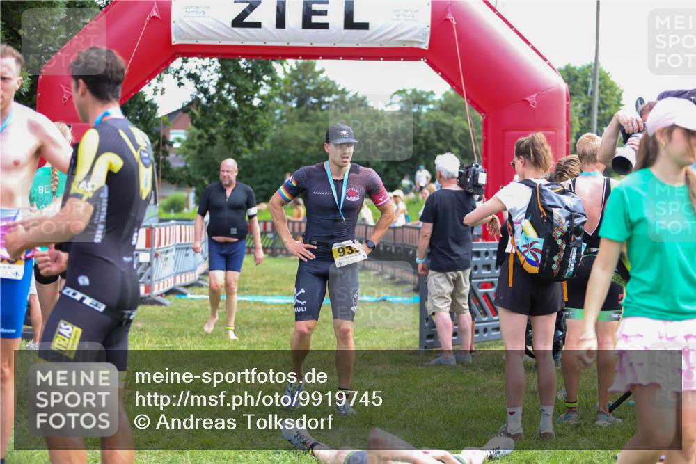 21.06.2026 - 29. Vierlanden-Triathlon Andreas Tolksdorf http://msf.ph/oto/9919745 21.06.2026 12:55:55 Ziel 818, 928 meine-sportfotos.de