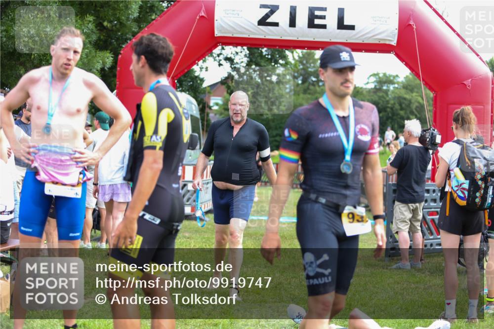 21.06.2026 - 29. Vierlanden-Triathlon Andreas Tolksdorf http://msf.ph/oto/9919747 21.06.2026 12:55:59 Ziel 928 meine-sportfotos.de
