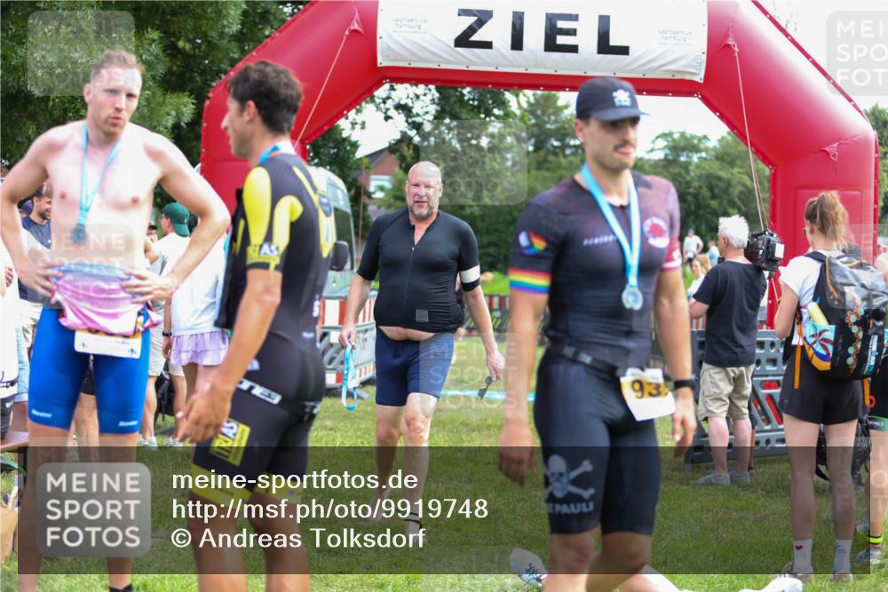21.06.2026 - 29. Vierlanden-Triathlon Andreas Tolksdorf http://msf.ph/oto/9919748 21.06.2026 12:55:59 Ziel 928 meine-sportfotos.de