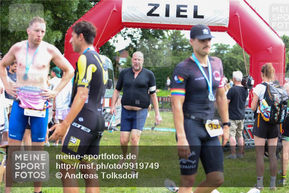 21.06.2026 - 29. Vierlanden-Triathlon Andreas Tolksdorf http://msf.ph/oto/9919749 21.06.2026 12:55:59 Ziel 928 meine-sportfotos.de