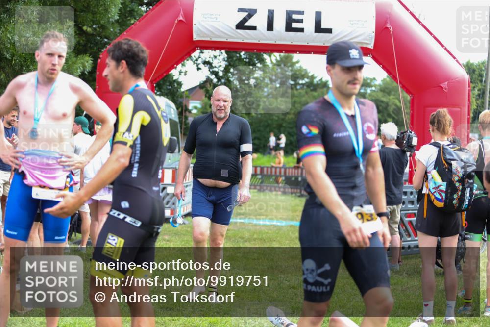 21.06.2026 - 29. Vierlanden-Triathlon Andreas Tolksdorf http://msf.ph/oto/9919751 21.06.2026 12:56:00 Ziel 928 meine-sportfotos.de