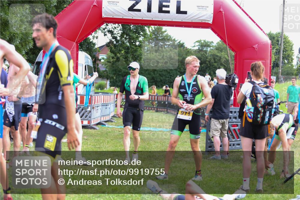 21.06.2026 - 29. Vierlanden-Triathlon Andreas Tolksdorf http://msf.ph/oto/9919755 21.06.2026 12:56:05 Ziel 928 meine-sportfotos.de