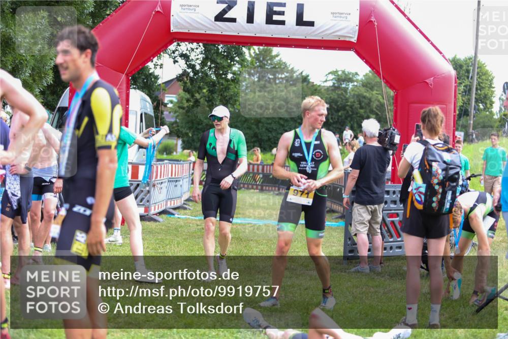 21.06.2026 - 29. Vierlanden-Triathlon Andreas Tolksdorf http://msf.ph/oto/9919757 21.06.2026 12:56:05 Ziel 928 meine-sportfotos.de