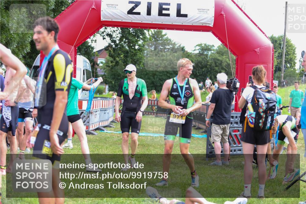 21.06.2026 - 29. Vierlanden-Triathlon Andreas Tolksdorf http://msf.ph/oto/9919758 21.06.2026 12:56:05 Ziel 928 meine-sportfotos.de