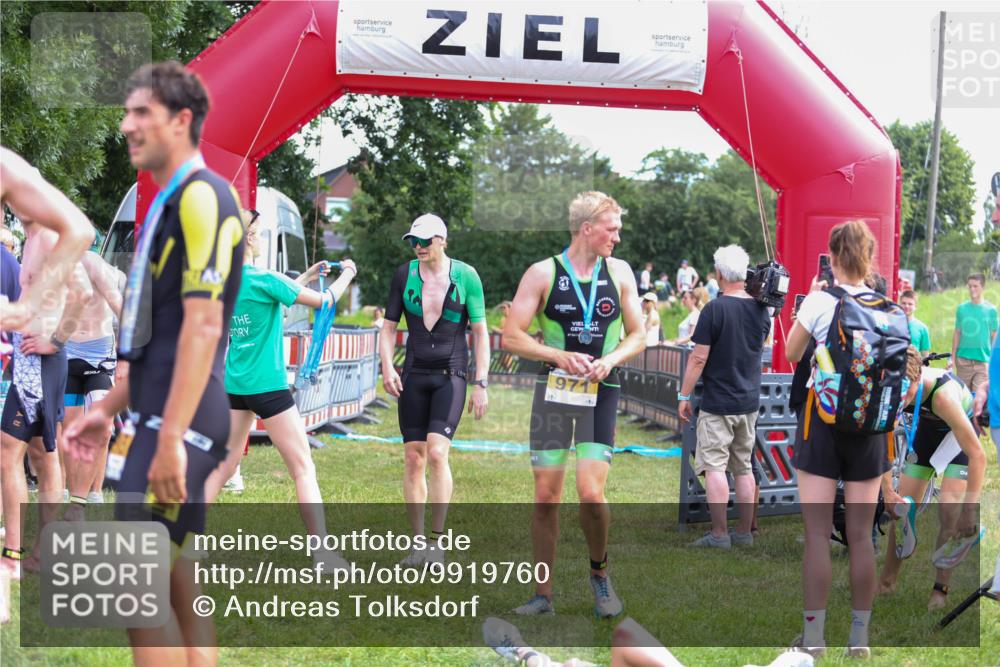 21.06.2026 - 29. Vierlanden-Triathlon Andreas Tolksdorf http://msf.ph/oto/9919760 21.06.2026 12:56:05 Ziel 928 meine-sportfotos.de
