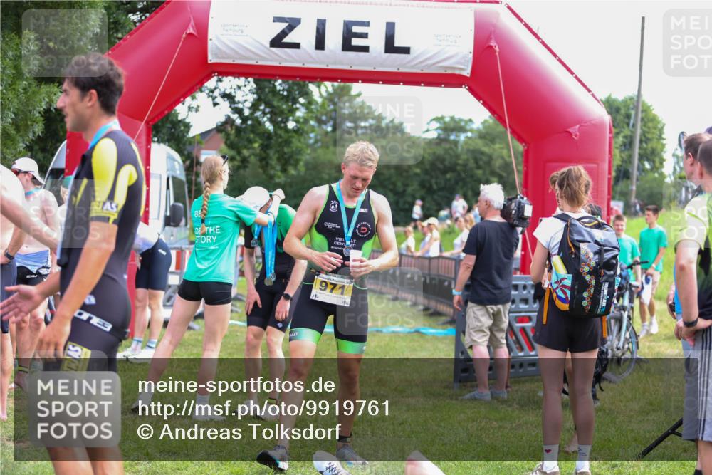 21.06.2026 - 29. Vierlanden-Triathlon Andreas Tolksdorf http://msf.ph/oto/9919761 21.06.2026 12:56:06 Ziel 928 meine-sportfotos.de