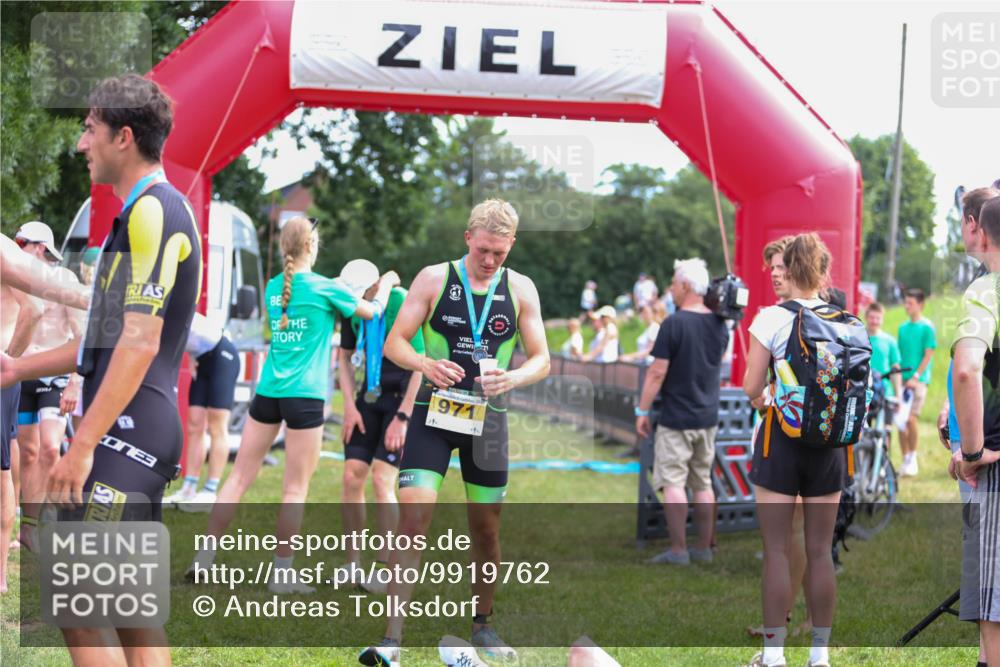 21.06.2026 - 29. Vierlanden-Triathlon Andreas Tolksdorf http://msf.ph/oto/9919762 21.06.2026 12:56:06 Ziel 928 meine-sportfotos.de
