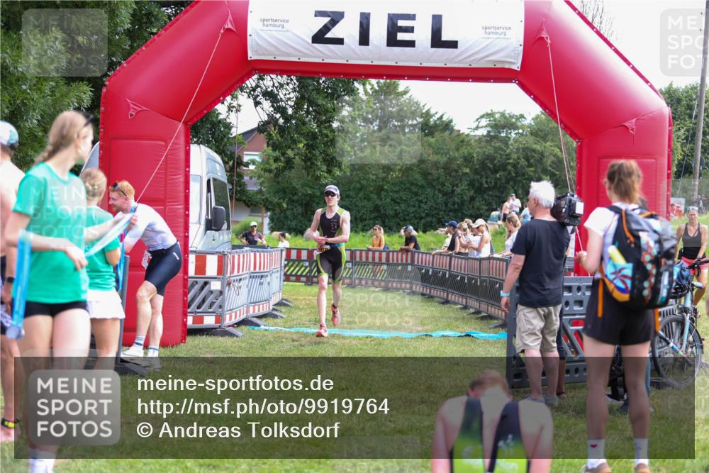 21.06.2026 - 29. Vierlanden-Triathlon Andreas Tolksdorf http://msf.ph/oto/9919764 21.06.2026 12:56:33 Ziel 940, 952, 968 meine-sportfotos.de