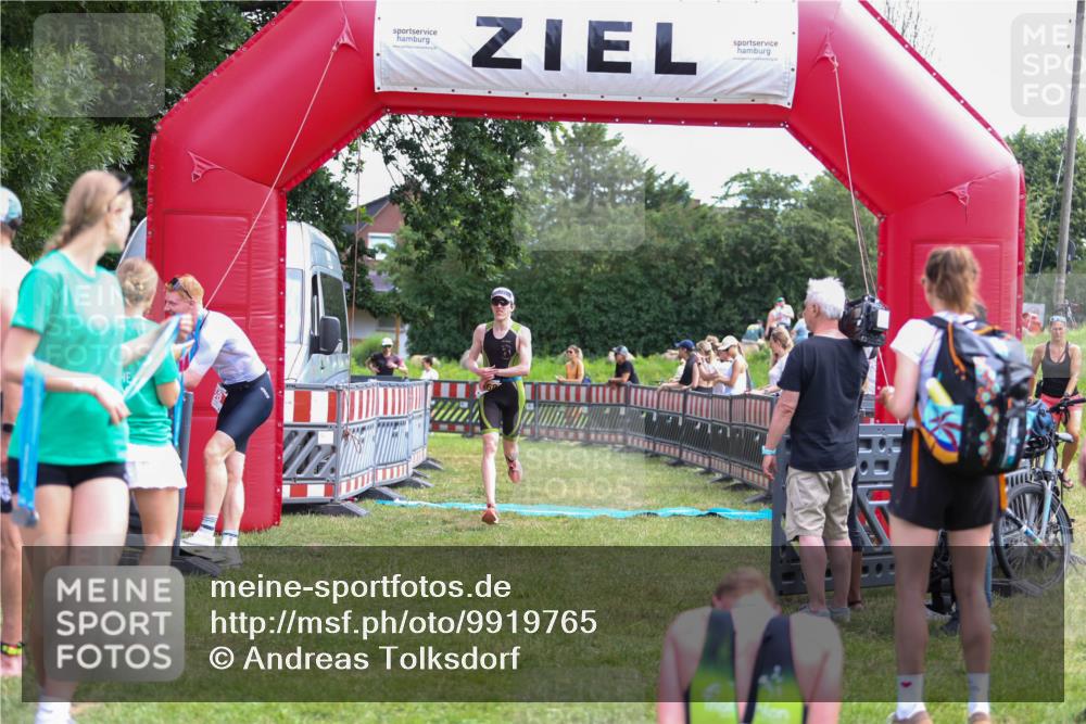 21.06.2026 - 29. Vierlanden-Triathlon Andreas Tolksdorf http://msf.ph/oto/9919765 21.06.2026 12:56:33 Ziel 940, 952, 968 meine-sportfotos.de