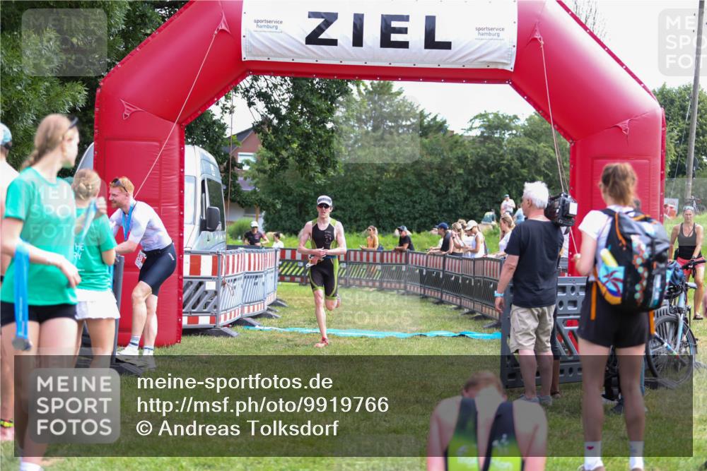 21.06.2026 - 29. Vierlanden-Triathlon Andreas Tolksdorf http://msf.ph/oto/9919766 21.06.2026 12:56:33 Ziel 940, 952, 968 meine-sportfotos.de