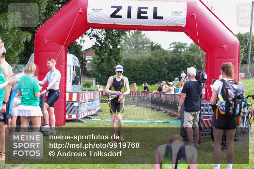 21.06.2026 - 29. Vierlanden-Triathlon Andreas Tolksdorf http://msf.ph/oto/9919768 21.06.2026 12:56:34 Ziel 940, 952, 968 meine-sportfotos.de