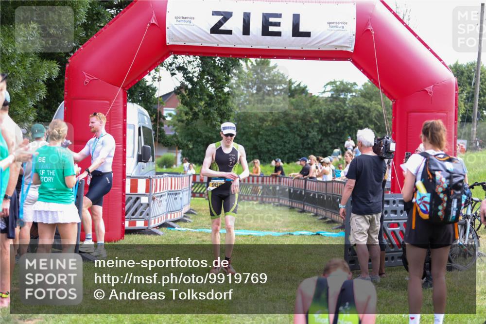 21.06.2026 - 29. Vierlanden-Triathlon Andreas Tolksdorf http://msf.ph/oto/9919769 21.06.2026 12:56:34 Ziel 940, 952, 968 meine-sportfotos.de