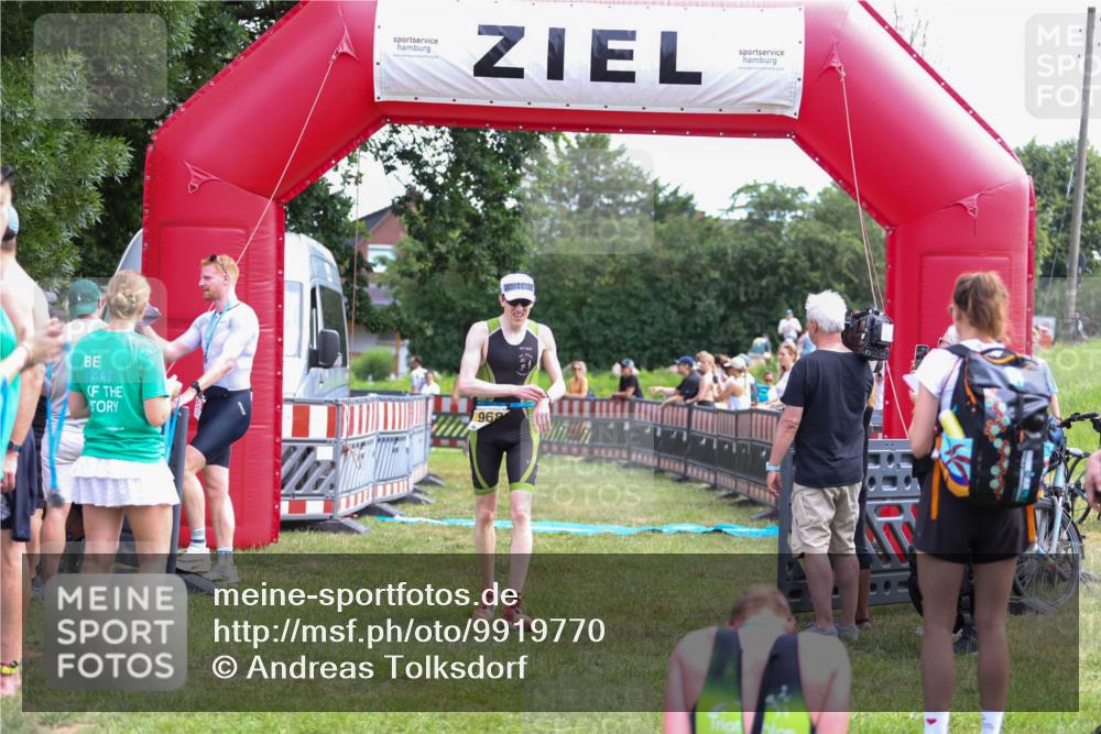 21.06.2026 - 29. Vierlanden-Triathlon Andreas Tolksdorf http://msf.ph/oto/9919770 21.06.2026 12:56:34 Ziel 940, 952, 968 meine-sportfotos.de