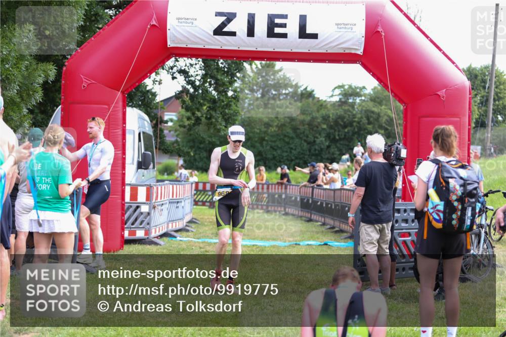21.06.2026 - 29. Vierlanden-Triathlon Andreas Tolksdorf http://msf.ph/oto/9919775 21.06.2026 12:56:35 Ziel 940, 952, 968 meine-sportfotos.de