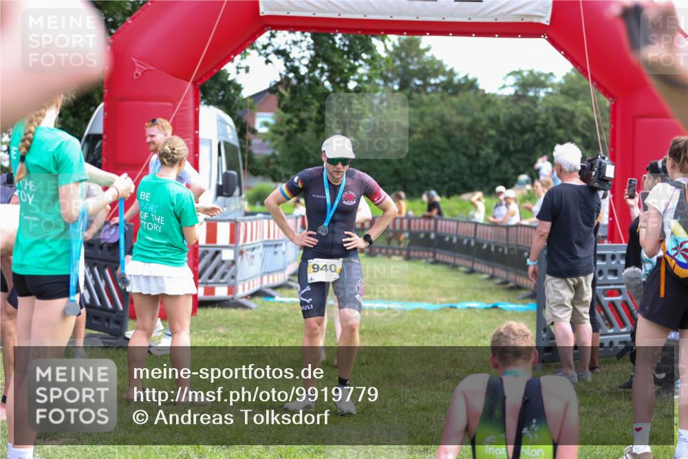 21.06.2026 - 29. Vierlanden-Triathlon Andreas Tolksdorf http://msf.ph/oto/9919779 21.06.2026 12:56:46 Ziel 165, 952 meine-sportfotos.de