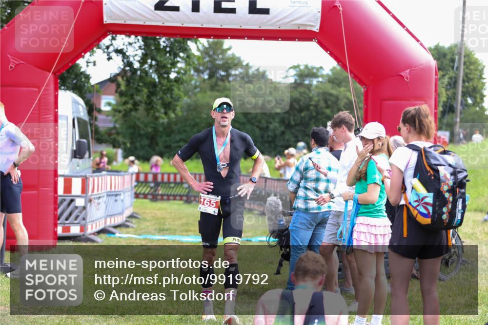 21.06.2026 - 29. Vierlanden-Triathlon Andreas Tolksdorf http://msf.ph/oto/9919792 21.06.2026 12:57:02 Ziel 949, 953, 965 meine-sportfotos.de