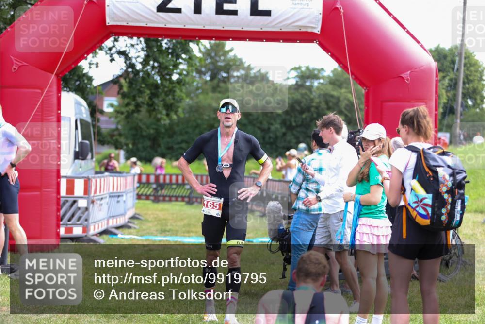 21.06.2026 - 29. Vierlanden-Triathlon Andreas Tolksdorf http://msf.ph/oto/9919795 21.06.2026 12:57:02 Ziel 949, 953, 965 meine-sportfotos.de