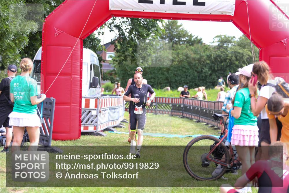 21.06.2026 - 29. Vierlanden-Triathlon Andreas Tolksdorf http://msf.ph/oto/9919829 21.06.2026 12:57:47 Ziel 78, 106, 706, 945 meine-sportfotos.de
