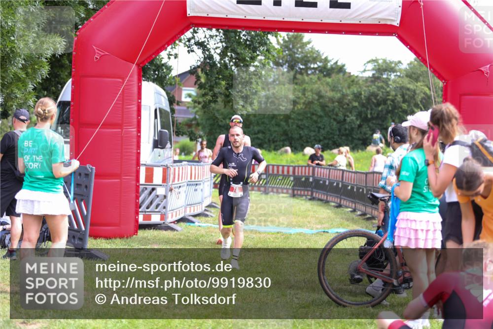 21.06.2026 - 29. Vierlanden-Triathlon Andreas Tolksdorf http://msf.ph/oto/9919830 21.06.2026 12:57:47 Ziel 78, 106, 706, 945 meine-sportfotos.de
