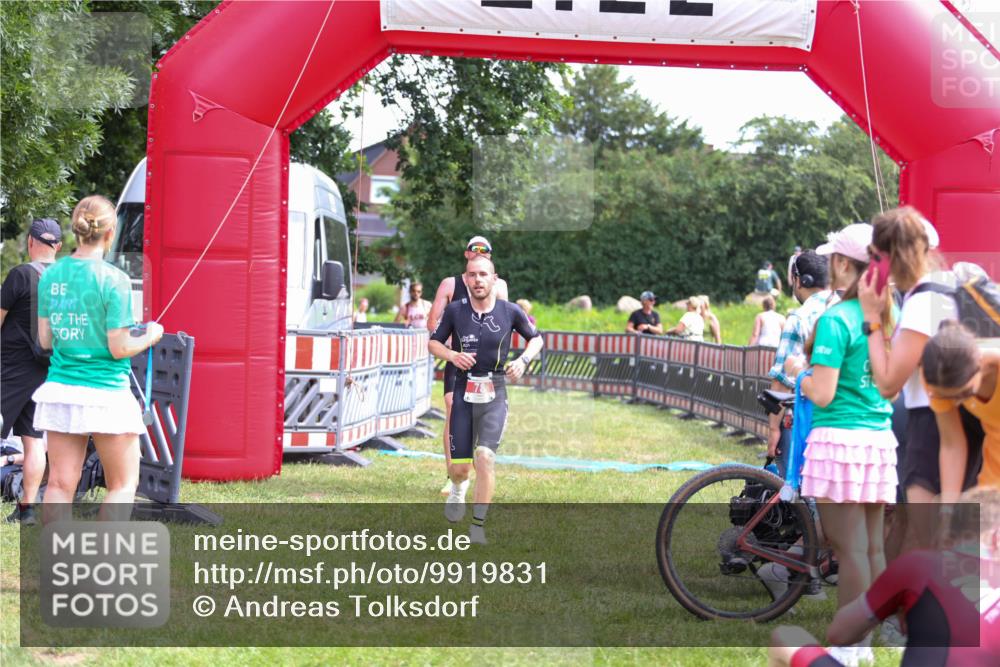 21.06.2026 - 29. Vierlanden-Triathlon Andreas Tolksdorf http://msf.ph/oto/9919831 21.06.2026 12:57:47 Ziel 78, 106, 706, 945 meine-sportfotos.de