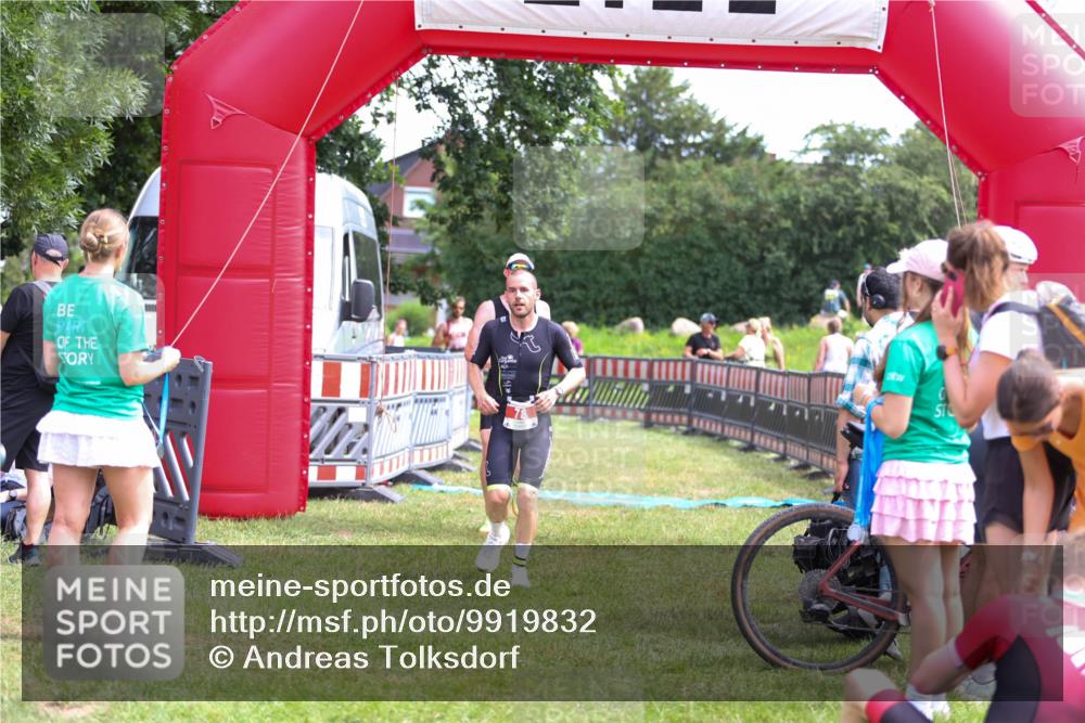 21.06.2026 - 29. Vierlanden-Triathlon Andreas Tolksdorf http://msf.ph/oto/9919832 21.06.2026 12:57:47 Ziel 78, 106, 706, 945 meine-sportfotos.de
