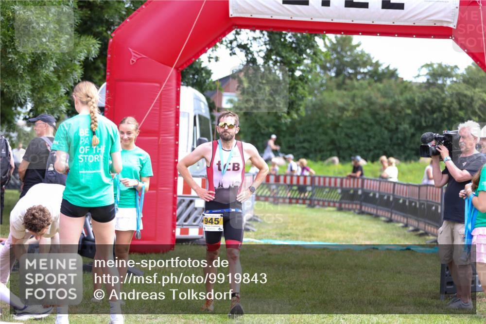 21.06.2026 - 29. Vierlanden-Triathlon Andreas Tolksdorf http://msf.ph/oto/9919843 21.06.2026 12:58:03 Ziel  meine-sportfotos.de