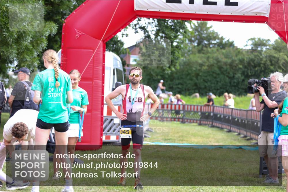 21.06.2026 - 29. Vierlanden-Triathlon Andreas Tolksdorf http://msf.ph/oto/9919844 21.06.2026 12:58:03 Ziel  meine-sportfotos.de