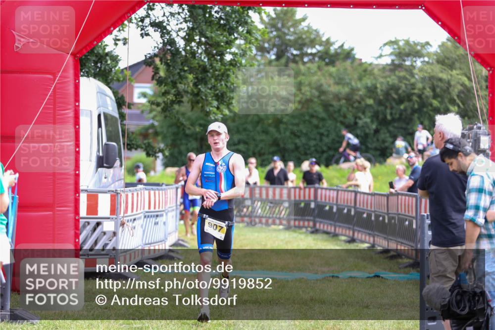 21.06.2026 - 29. Vierlanden-Triathlon Andreas Tolksdorf http://msf.ph/oto/9919852 21.06.2026 12:58:26 Ziel 907, 932 meine-sportfotos.de