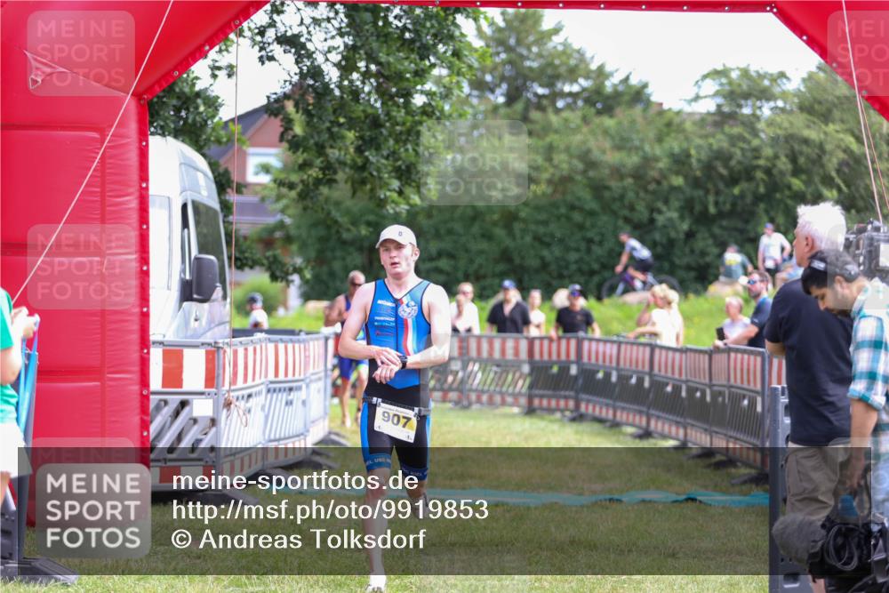 21.06.2026 - 29. Vierlanden-Triathlon Andreas Tolksdorf http://msf.ph/oto/9919853 21.06.2026 12:58:26 Ziel 907, 932 meine-sportfotos.de
