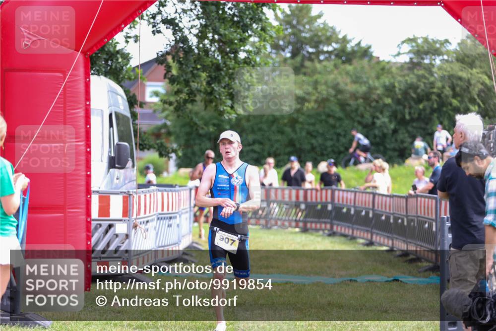 21.06.2026 - 29. Vierlanden-Triathlon Andreas Tolksdorf http://msf.ph/oto/9919854 21.06.2026 12:58:26 Ziel 907, 932 meine-sportfotos.de