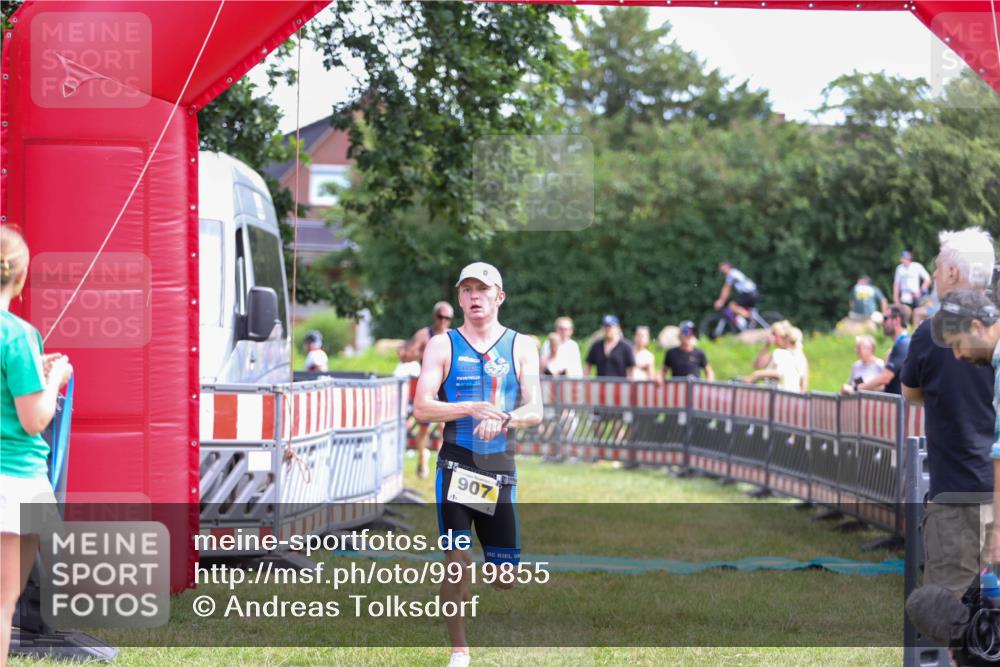 21.06.2026 - 29. Vierlanden-Triathlon Andreas Tolksdorf http://msf.ph/oto/9919855 21.06.2026 12:58:26 Ziel 907, 932 meine-sportfotos.de