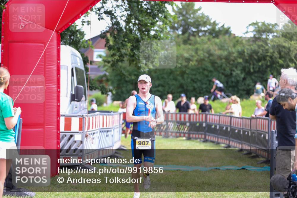 21.06.2026 - 29. Vierlanden-Triathlon Andreas Tolksdorf http://msf.ph/oto/9919856 21.06.2026 12:58:26 Ziel 907, 932 meine-sportfotos.de