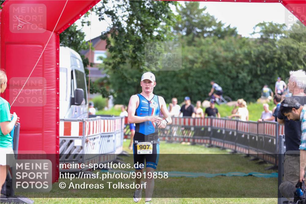 21.06.2026 - 29. Vierlanden-Triathlon Andreas Tolksdorf http://msf.ph/oto/9919858 21.06.2026 12:58:26 Ziel 907, 932 meine-sportfotos.de