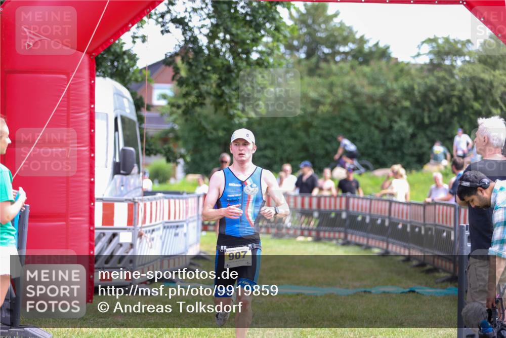 21.06.2026 - 29. Vierlanden-Triathlon Andreas Tolksdorf http://msf.ph/oto/9919859 21.06.2026 12:58:26 Ziel 907, 932 meine-sportfotos.de