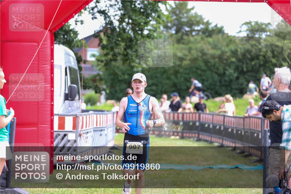 21.06.2026 - 29. Vierlanden-Triathlon Andreas Tolksdorf http://msf.ph/oto/9919860 21.06.2026 12:58:26 Ziel 907, 932 meine-sportfotos.de