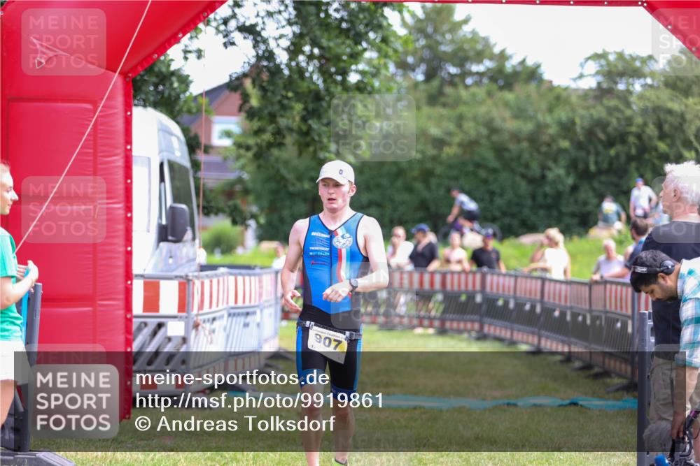 21.06.2026 - 29. Vierlanden-Triathlon Andreas Tolksdorf http://msf.ph/oto/9919861 21.06.2026 12:58:26 Ziel 907, 932 meine-sportfotos.de