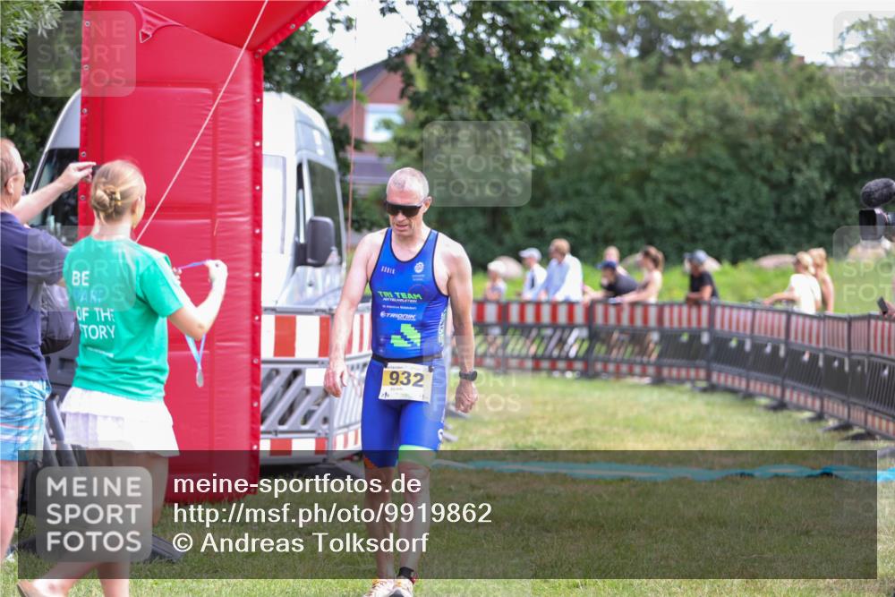 21.06.2026 - 29. Vierlanden-Triathlon Andreas Tolksdorf http://msf.ph/oto/9919862 21.06.2026 12:58:34 Ziel 932 meine-sportfotos.de