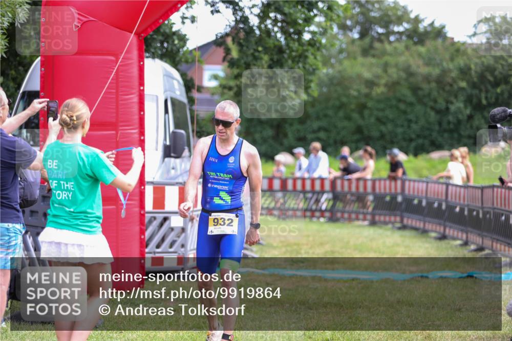 21.06.2026 - 29. Vierlanden-Triathlon Andreas Tolksdorf http://msf.ph/oto/9919864 21.06.2026 12:58:34 Ziel 932 meine-sportfotos.de