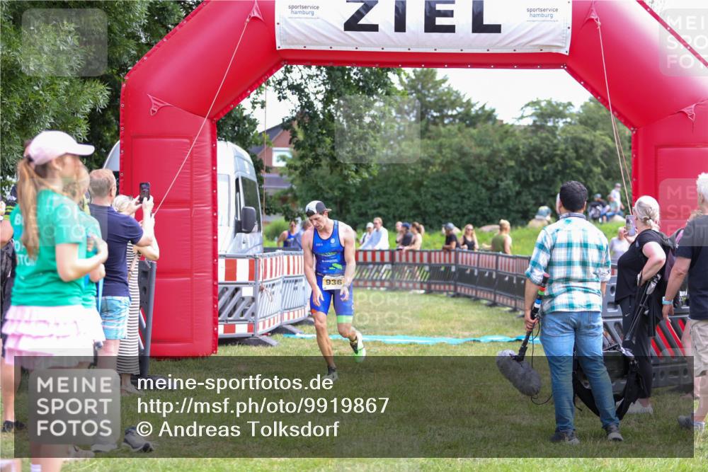 21.06.2026 - 29. Vierlanden-Triathlon Andreas Tolksdorf http://msf.ph/oto/9919867 21.06.2026 12:58:53 Ziel 936, 947 meine-sportfotos.de